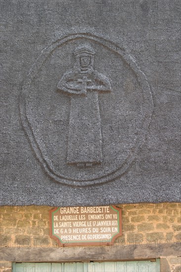 France, pays de loire, mayenne, pontmain, basilique, lieu de pelerinage, grange barbedette, vierge, apparition, miracle, religion, toiture de chaume, chaumiere decoree,