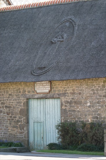 France, pays de loire, mayenne, pontmain, basilique, lieu de pelerinage, grange barbedette, vierge, apparition, miracle, religion, toiture de chaume, chaumiere decoree,