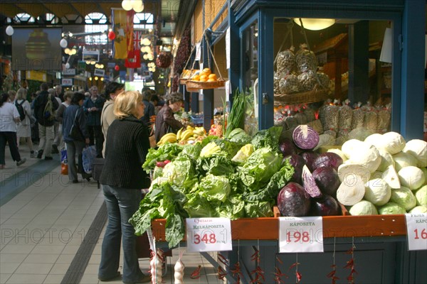 europe, Hongrie, budapest, marche couvert, halle centrale
vasarcsarnok, gastronomie, fruits et legumes, passants