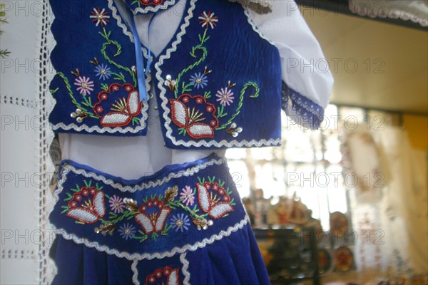 europe, Hongrie, budapest, marche couvert, halle centrale vasarcsarnok, artisanat local, broderie traditionnelle, napperons, kitsch,