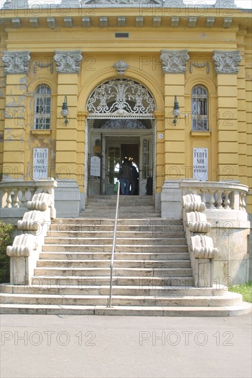 europe, Hongrie, budapest, bains szechenyi, thermes, station thermale, piscine, thermalisme, colonnes, architecture, eau, baignade,