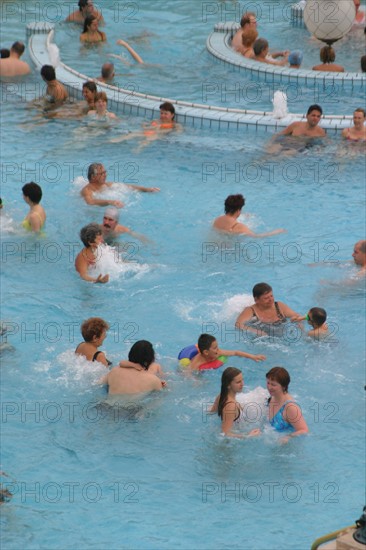 europe, Hongrie, budapest, bains szechenyi, thermes, station thermale, piscine, thermalisme, colonnes, architecture, eau, baignade,