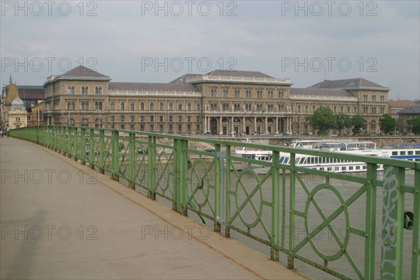 europe, Hongrie, budapest, sur le danube, pont de la liberte, szabadsag hid, structure metallique, immeubles sur les quais,