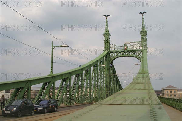 europe, Hongrie, budapest, tramway, sur le danube, pont de la liberte, szabadsag hid, structure metallique, immeubles sur les quais, transports urbains, circulation,