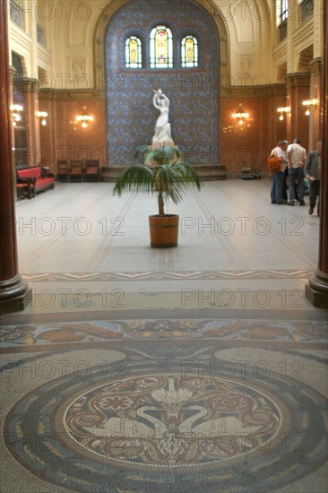 europe, Hongrie, budapest, bains gellert, thermes, station thermale, piscine, thermalisme, colonnes, architecture, eau, baignade, hall d'entree, mosaique, carrelage, cygnes,