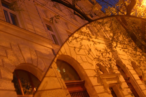 europe, Hongrie, budapest, quartier des banques et du parlement, reflet dans un miroir courbe, d'un immeuble, nuit,