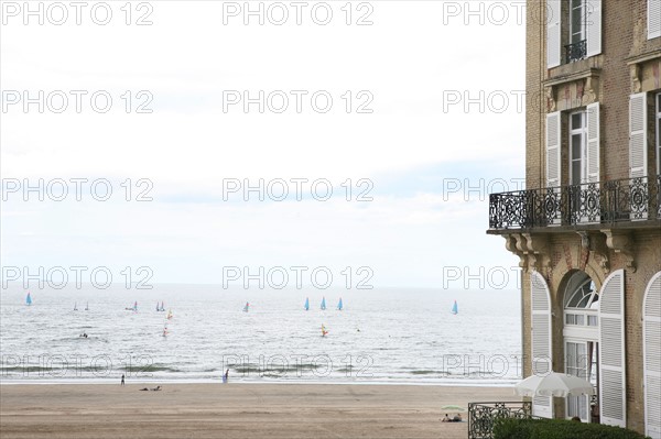 France, Basse Normandie, calvados, cote fleurie, trouville sur mer, plage, mer, residence des roches noires, immeuble, art deco, marguerite duras, fenetres,