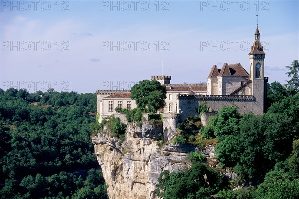 France, midi pyrenees, lot, rocamadour, vallee de la dordogne, village perche, habitat traditionnel, pierre, panorama, rocher, clocher, eglise,