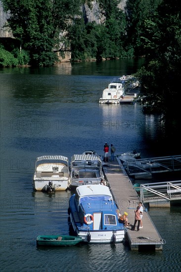 France, midi pyrenees, lot, bouzies, haute vallee du lot, village, habitat troglodyte, falaise, riviere, port, ponton, bateau, penichette,