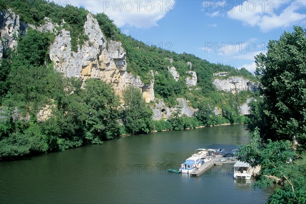 France, midi pyrenees, lot, bouzies, haute vallee du lot, village, habitat troglodyte, falaise, riviere, port, ponton, bateau, penichette,