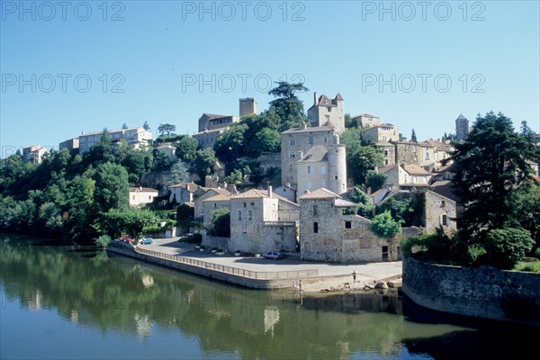 France, midi pyrenees, lot, puy l'eveque, vallee du lot, village, habitat traditionnel, riviere,