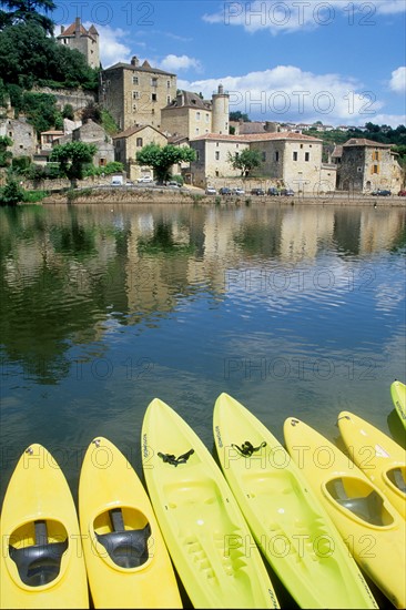 France, midi pyrenees, lot, puy l'eveque, vallee du lot, village, habitat traditionnel, riviere, canoe kayak, base nautique,