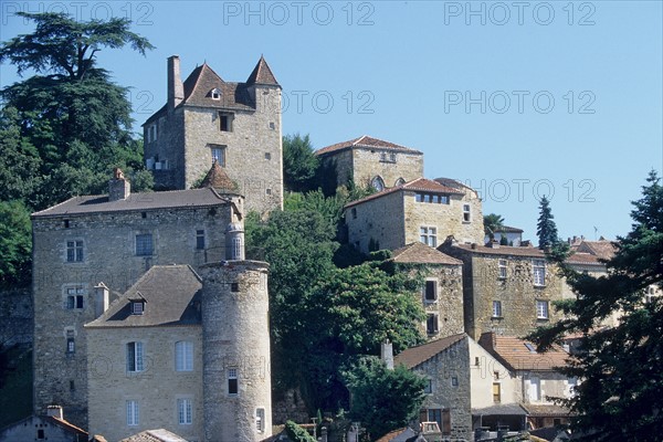 France, midi pyrenees, lot, puy l'eveque, vallee du lot, village, habitat traditionnel, maisons, tourelle,