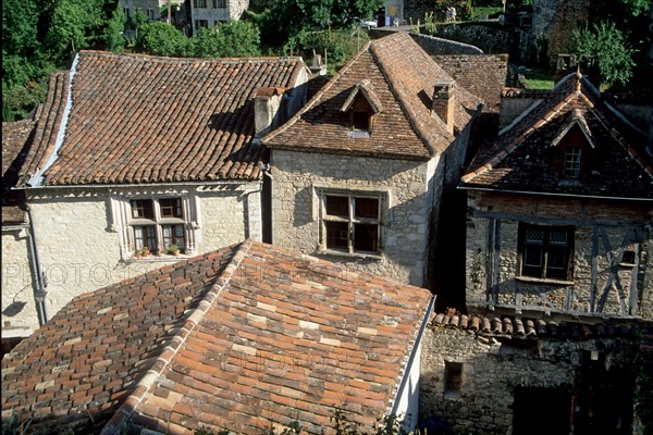 France, midi pyrenees, lot, saint cirq lapopie, vallee du lot et du cere, panorama, paysage, village perche, habitat traditionnel, maison, pans de bois, colombages, ruelle,