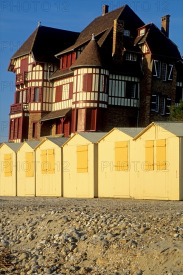 France, picardie, somme, baie de somme, le crotoy, plage, cabines de bains, station balneaire, sable, chateau, manoir, colombages, tourelles,