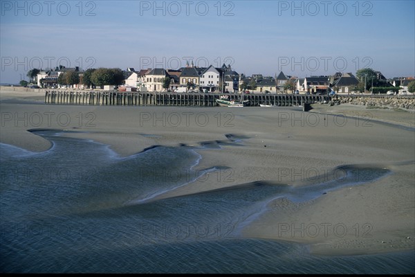 France, picardie, somme, baie de somme, le crotoy, plage, cabines de bains, station balneaire, maree basse, port, pontons, eau,