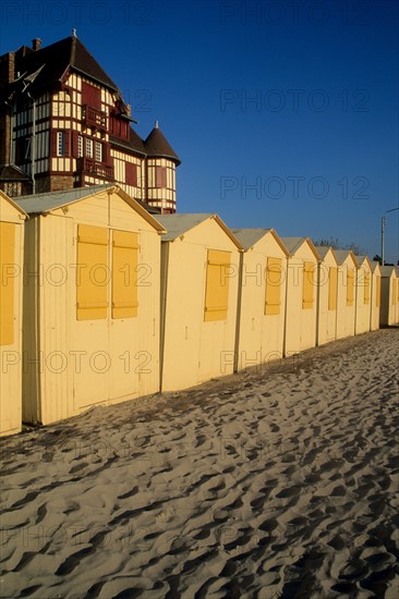 France, picardie, somme, baie de somme, le crotoy, plage, cabines de bains, station balneaire, sable, chateau, manoir, colombages, tourelles,