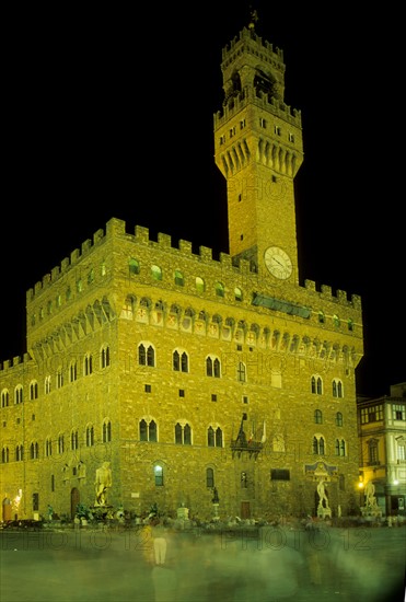 Italie, toscane, florence, firenze, renaissance italienne, palazzo vecchio, palais vieux, hotel de ville, david, michel ange, sculpture, place de la seigneurie, nuit, foule,