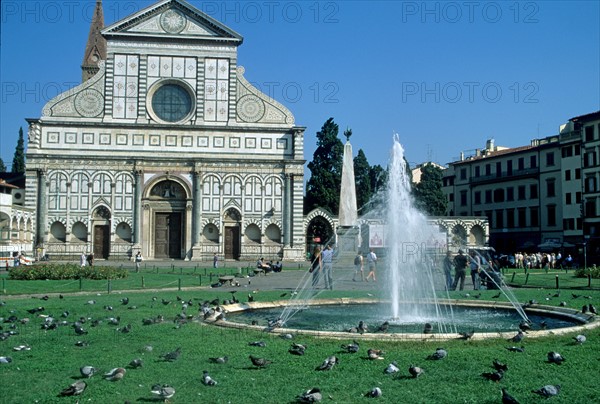 Italie, toscane, florence, firenze, eglise santa maria novella, facade, decor, marbre, portail, place, paves, pelouse, obelisque, touristes, renaissance italienne, fontaine, jet d'eau,