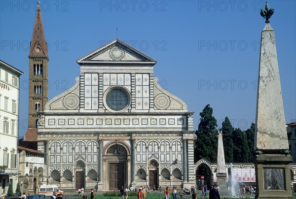 Italie, toscane, florence, firenze, eglise santa maria novella, facade, decor, marbre, portail, place, paves, pelouse, obelisque, touristes, renaissance italienne,