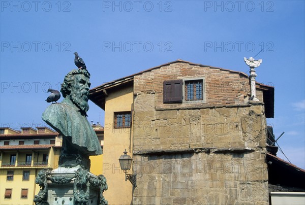 Italie, toscane, florence, firenze, ponte vecchio, pont couvert, touristes, echoppes, boutiques, commerces, arno, buste de benvenuto cellini, pigeons, maisons,