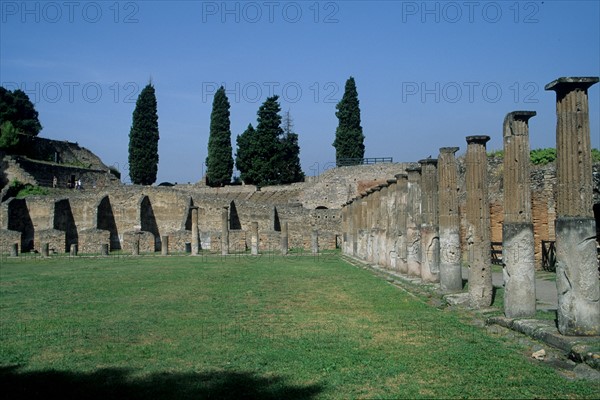 Italie, sud, golfe de naples, pompei, site historique, archeologie, antiquite, vesuve, volcan, colonnes, caserne des gladiateurs,