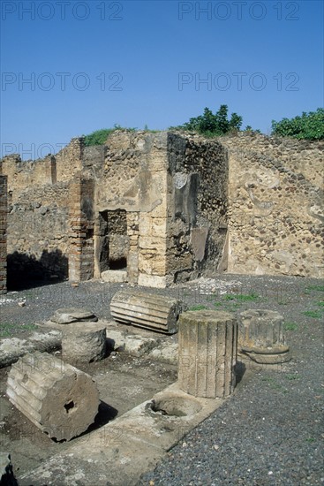 Italie, sud, golfe de naples, pompei, site historique, archeologie, antiquite, vesuve, volcan, colonnes, maison