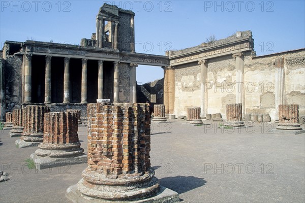 Italie, sud, golfe de naples, pompei, site historique, archeologie, antiquite, vesuve, volcan, colonnes, basilique,