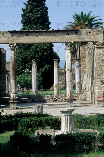 Italie, sud, golfe de naples, pompei, site historique, archeologie, antiquite, vesuve, volcan, colonnes, maison du faune,