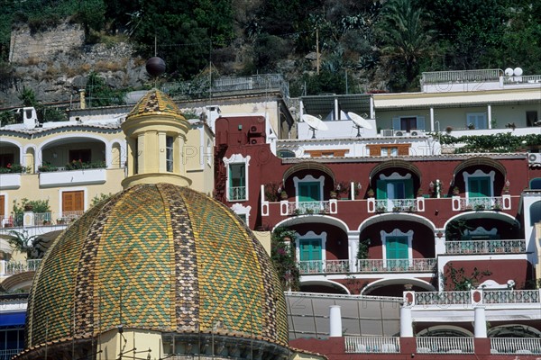 Italie, sud, cote amalfitaine, positano, station balneaire a flanc de coteau, immeubles, terrasses, balcons, dome, eglise,