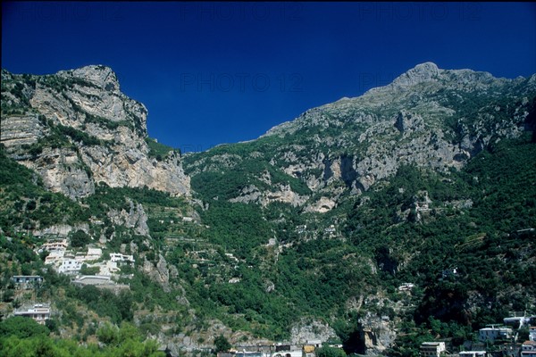 Italie, sud, cote amalfitaine, positano, station balneaire a flanc de coteau, maisons, montagne,