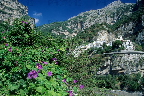 Italie, sud, cote amalfitaine, positano, station balneaire a flanc de coteau, fleurs maisons, montagne,