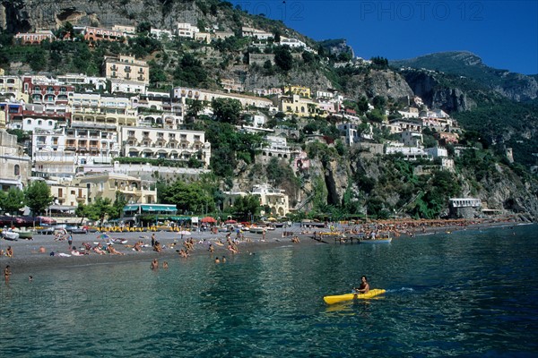 Italie, sud, cote amalfitaine, positano, station balneaire a flanc de coteau, plage, mer tyrhenienne, maisons, montagne, kayak,