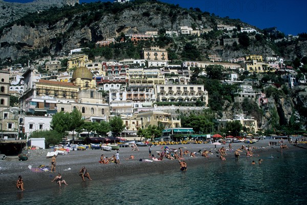 Italie, sud, cote amalfitaine, positano, station balneaire a flanc de coteau, plage, mer tyrhenienne, maisons, montagne,