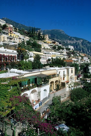 Italie, sud, cote amalfitaine, positano, station balneaire a flanc de coteau, plage, mer tyrhenienne, maisons, montagne,