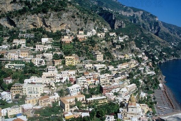 Italie, sud, cote amalfitaine, positano, station balneaire a flanc de coteau, plage, mer tyrhenienne, maisons, montagne,