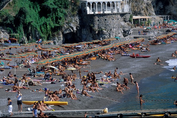 Italie, sud, cote amalfitaine, positano, station balneaire a flanc de coteau, plage, mer tyrhenienne, maisons, montagne,