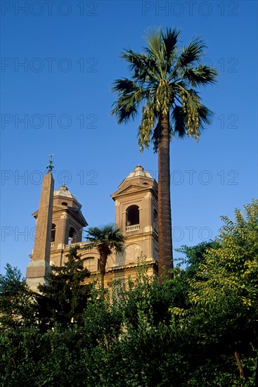 Italie, rome, piazza di spagna, place d'espagne, eglise de la trinite des monts, obelisque, palmier, arbres,