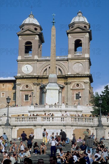 Italie, rome, piazza di spagna, place d'espagne, eglise de la trinite des monts, escaliers, touristes, foule, maisons, facades, palmiers, obelisque,