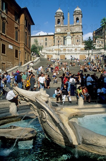 Italie, rome, piazza di spagna, place d'espagne, eglise de la trinite des monts, escaliers, touristes, foule, maisons, facades, palmiers, fontaine,
