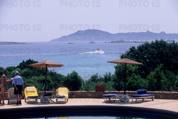 Italie, sardaigne, costa smeralda, hotel romazzino, parasols, plage, mer, panorama, piscine, transats,