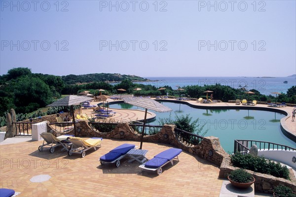 Italie, sardaigne, costa smeralda, hotel romazzino, parasols, plage, mer, panorama, piscine, transats,