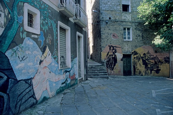 Italie, sardaigne, centre, orgosolo, village, fresques sur les murs des maisons, dessins, decor,