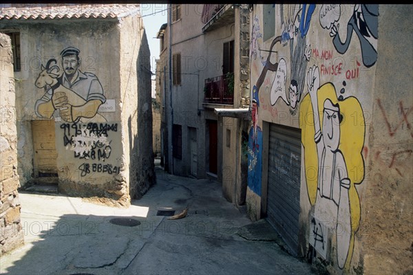 Italie, sardaigne, centre, orgosolo, village, fresques sur les murs des maisons, dessins, decor,