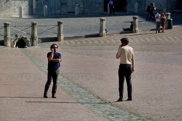 Italie, toscane, sienne, piazza del campo, place, campanile, palais public, touristes, italiens, telephone portable, communication,