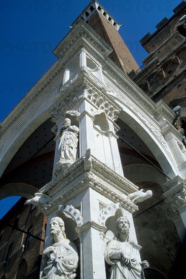 Italie, toscane, sienne, piazza del campo, place, campanile, palais public, loggia, decor sculpte, personnages, renaissance,