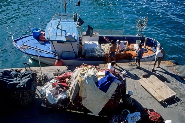 Italie, sud, golfe de naples, sorrento, vesuve, volcan, mer, plage, station balneaire, port, peche, bateaux, barques, debarque,