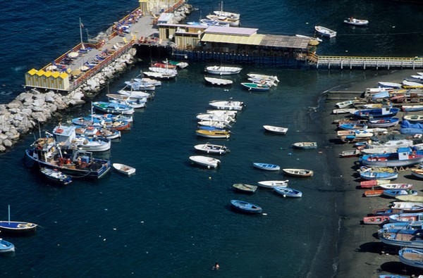 Italie, sud, golfe de naples, sorrento, vesuve, volcan, mer, plage, station balneaire, port, peche, bateaux, barques,
