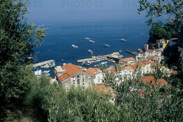 Italie, sud, golfe de naples, sorrento, vesuve, volcan, mer, plage, station balneaire, port, peche, bateaux, barques, maisons a flanc de coteau,