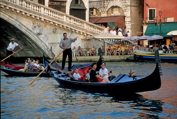 Italie, venise, canal, gondoles, tourisme, habitat traditionnel, maisons, gondolier, eau,